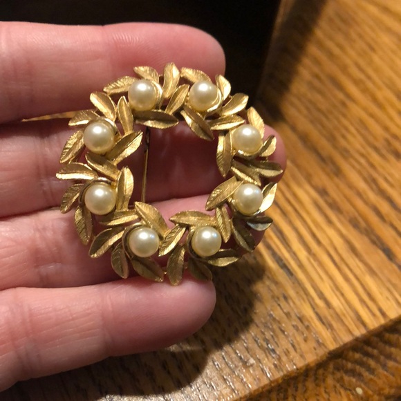 Avon Signed Vintage Wreath Brushed Gold Tone with Faux Pearl Brooch - Picture 1 of 4